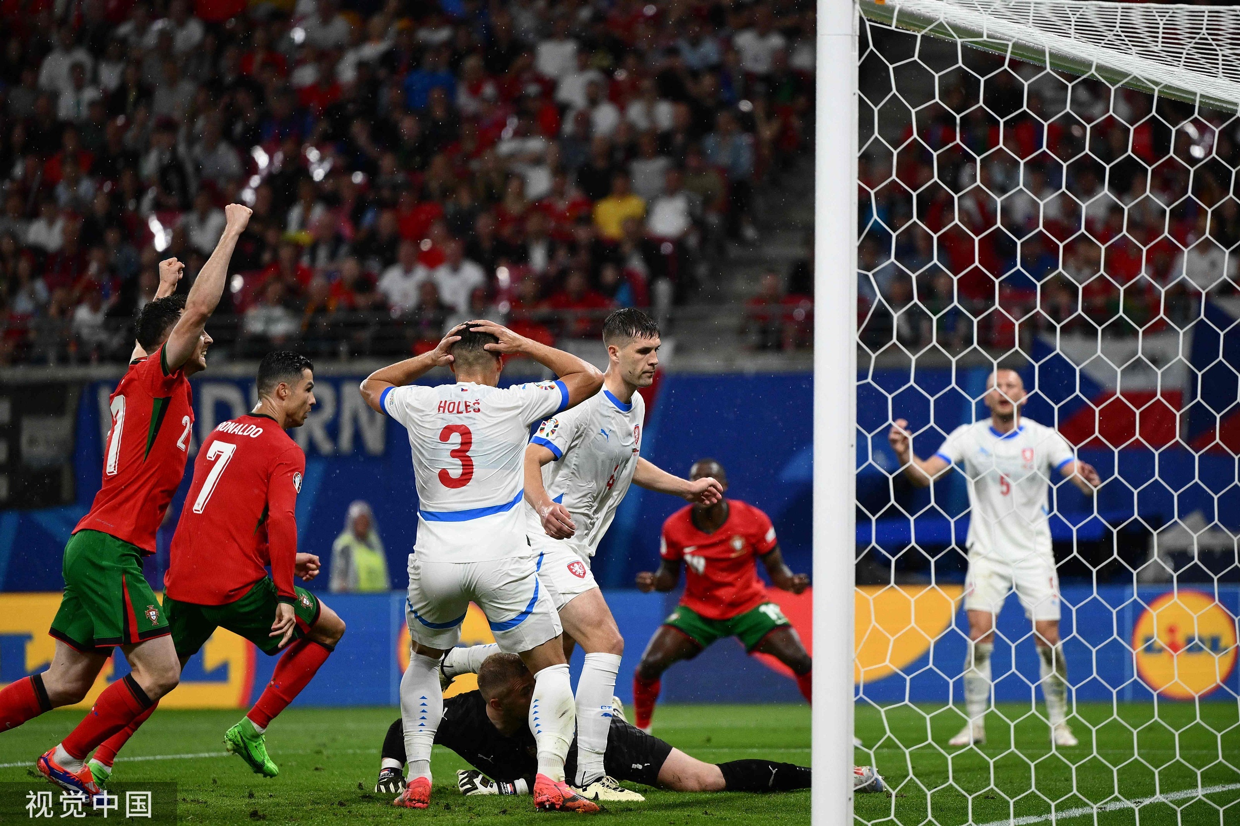 精彩绝伦!欧洲足球巅峰对决的简单介绍 精彩绝伦!欧洲足球巅峰对决的简单介绍